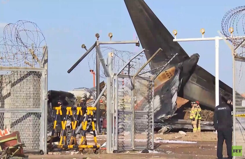 رجال الإنقاذ يواصلون جهودهم في موقع تحطم الطائرة في كوريا الجنوبية