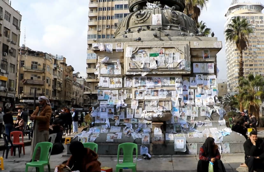 الأسر السورية تعلق صور ذويها المفقودين في ساحة المرجة بدمشق
