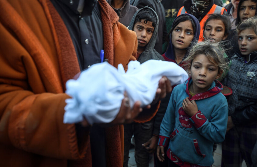 مراسلنا: وفاة رضيع آخر في مستشفى شهداء الأقصى في غزة نتيجة البرد