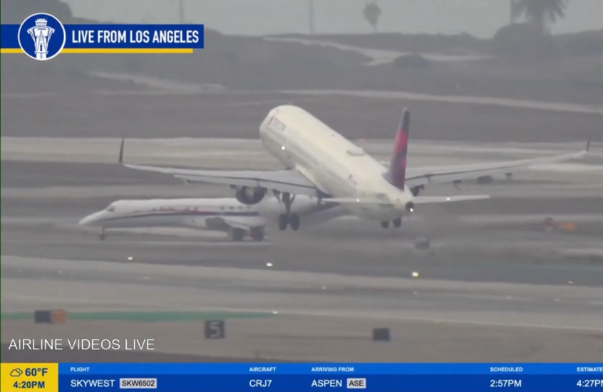 طائرتان على وشك الاصطدام على مدرج مطار لوس أنجلوس