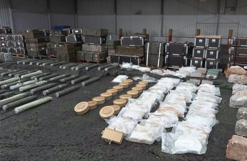 الجيش الإسرائيلي يستعرض أسلحة استولى عليها في جنوب لبنان