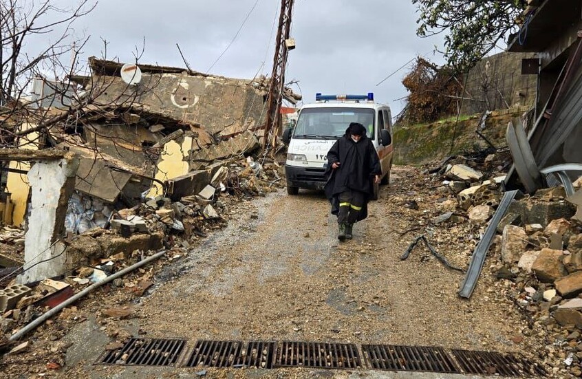 الدفاع المدني اللبناني ينتشل جثمانين من حي آل فاعور في الخيام (صور)