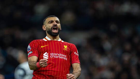 7 ضد 7.. محمد صلاح يمازح أسطورة ليفربول