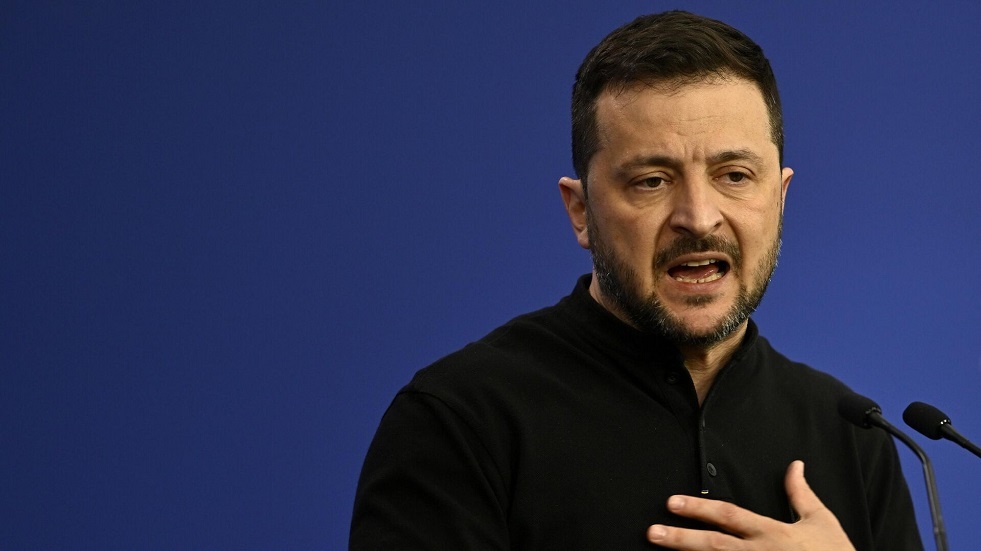 خبير عسكري أمريكي يؤكد إدراك زيلينسكي عجزه عن مواصلة الصراع