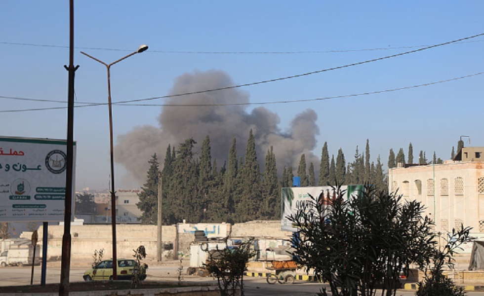 الطيران الحربي السوري يدمر مستودع أسلحة وآليات للمسلحين جنوب شرق محافظة إدلب