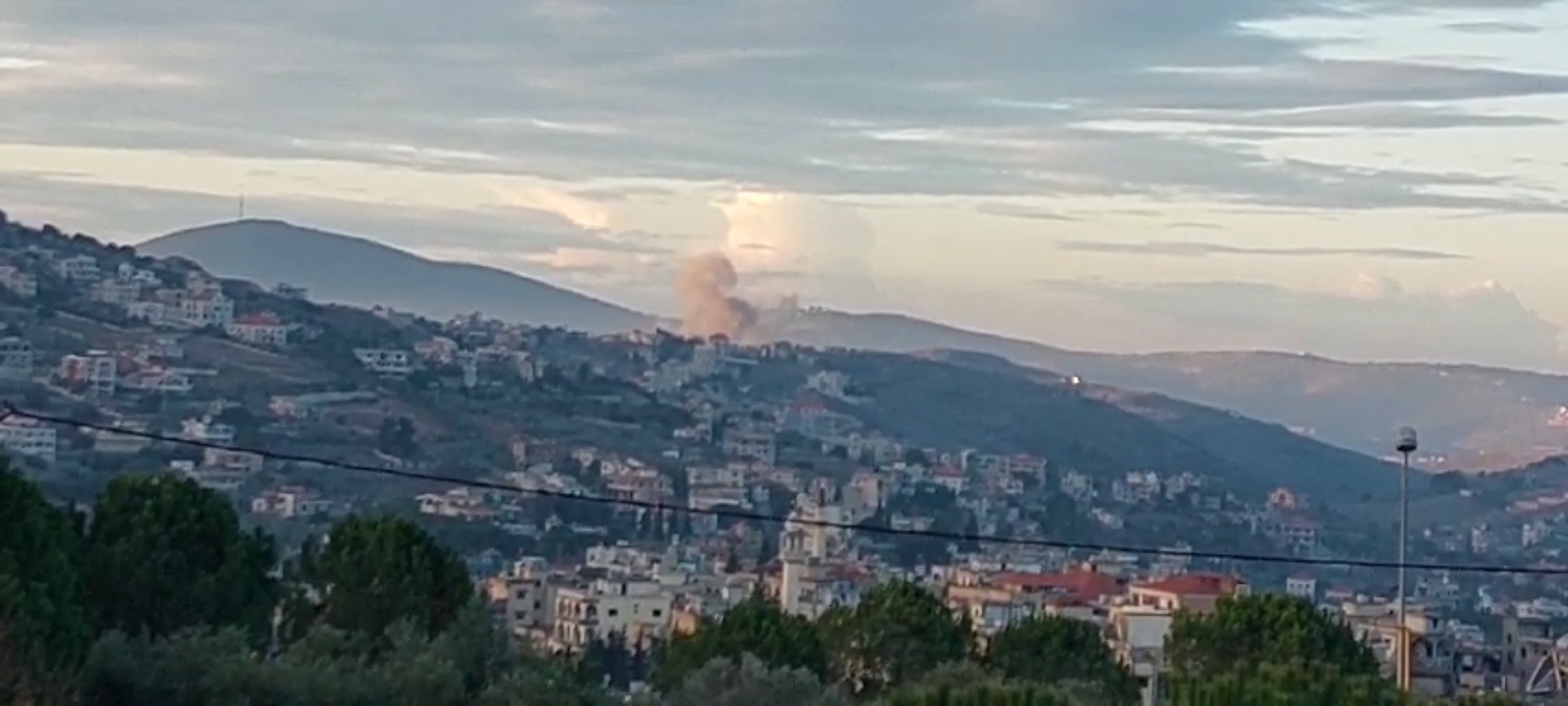 مراسلة RT: الجيش الإسرائيلي يغير على بلدة يارون في جنوب لبنان ويفجر المنازل فيها (فيديو)