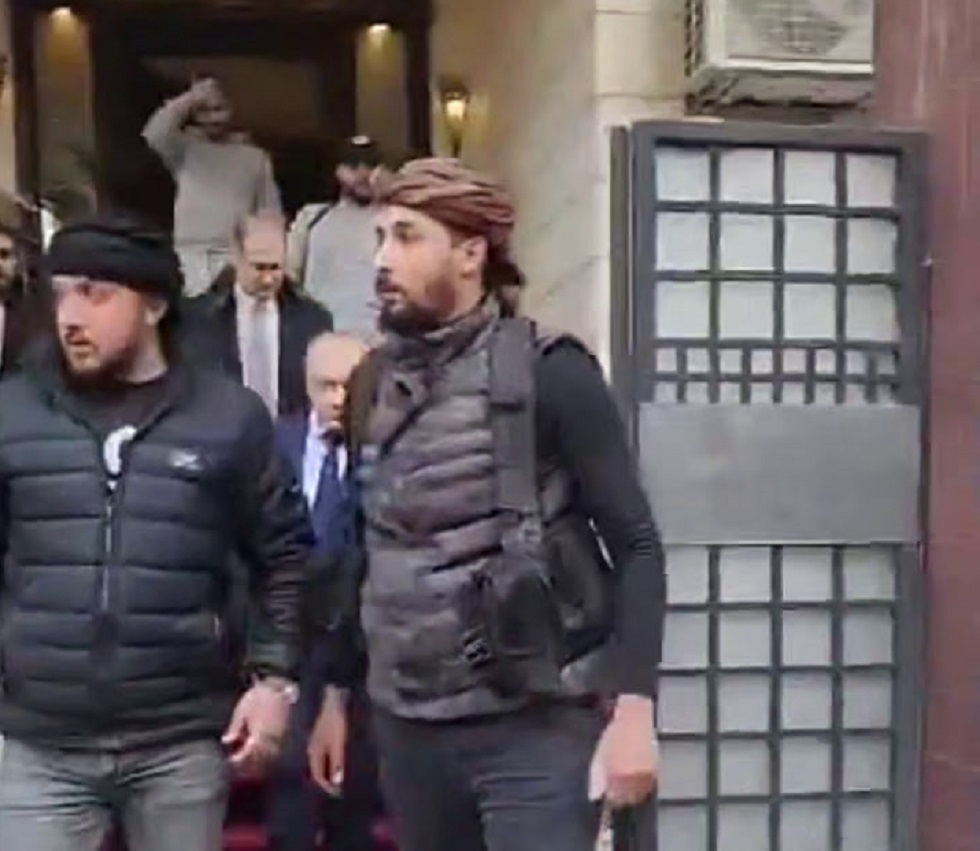 مسلحو المعارضة السورية يرافقون رئيس الوزراء السوري لمقر عمله
