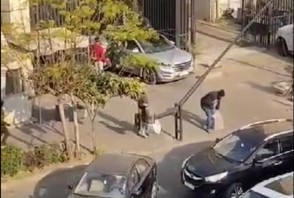 نهب البنك المركزي السوري في دمشق ومشاهد لأشخاص يحملون أكياسا كبيرة من الأموال فيديو نهب البنك المركزي السوري في دمشق ومشاهد لأشخاص يحملون أكياسا كبيرة من الأموال فيديو