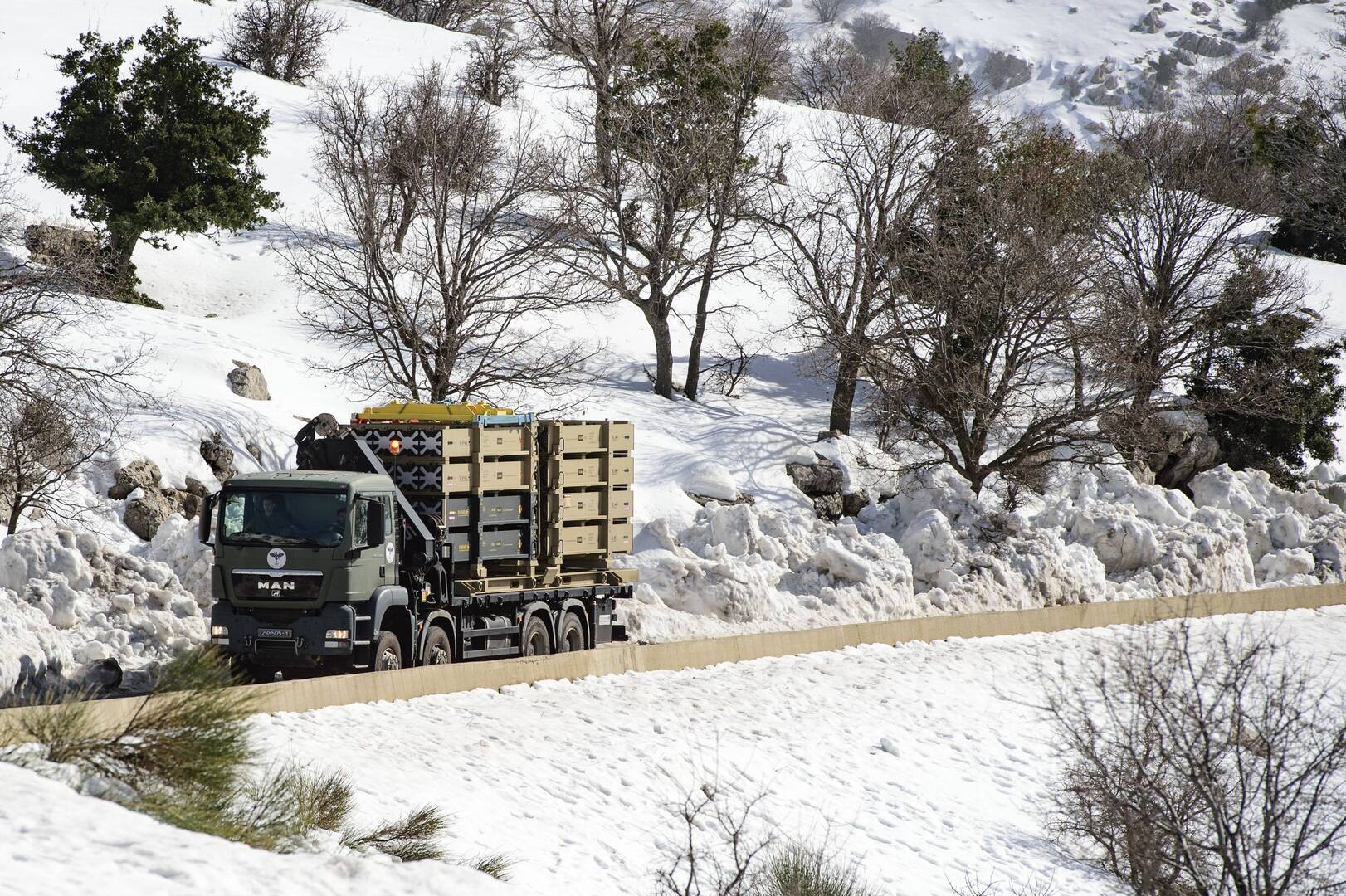 مشاهد توثق عبور قوات إسرائيلية السياج الحدودي إلى سوريا من مجدل شمس