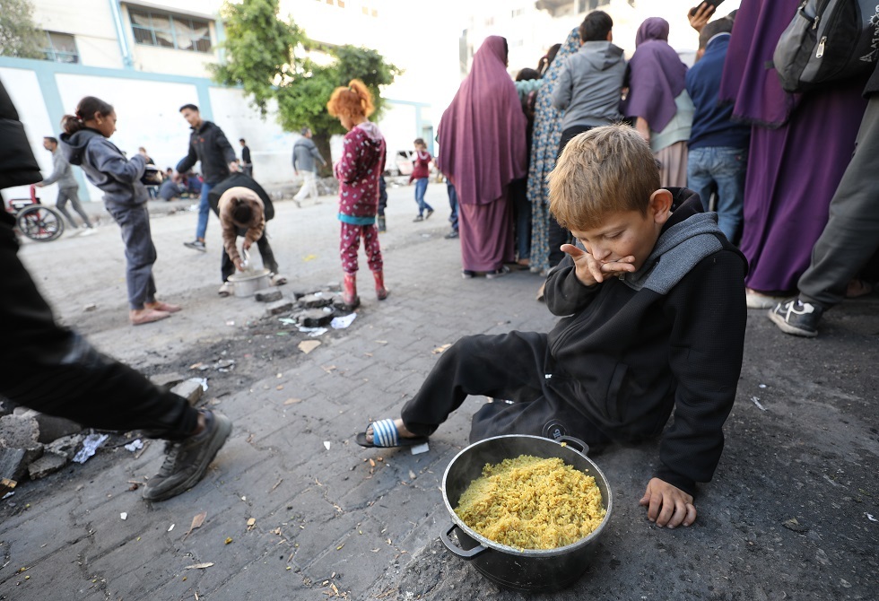 مراسلنا: دخول كميات كبيرة من الأغذية إلى غزة عبر معبر كرم أبو سالم