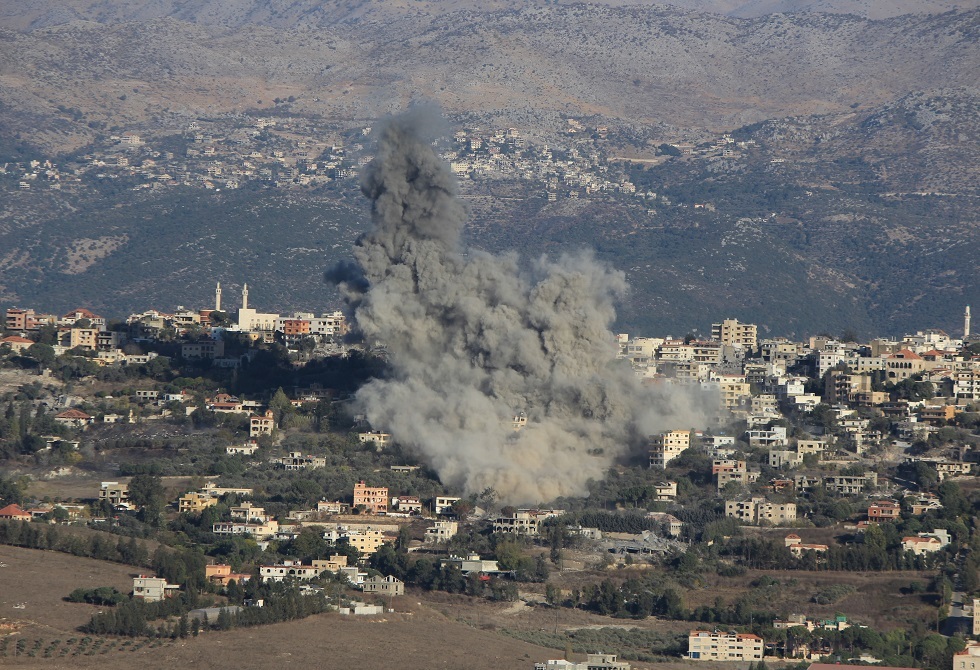 مراسلتنا في لبنان: الجيش الإسرائيلي ينفذ عملية نسف كبيرة في ميس الجبل ويفجر منازل في مارون الراس