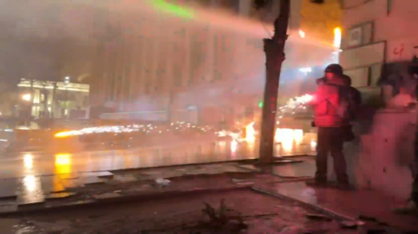 جورجيا.. المتظاهرون يلقون الزجاجات الحارقة والألعاب النارية على الشرطة ويتعرضون للرش بخراطيم المياه