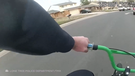 شرطي أمريكي يستخدم دراجة طفل لمطاردة مجرم خطير