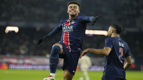 خارج الملعب