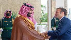 ماكرون في زيارة دولة للسعودية على وقع أزمة داخلية فرنسية