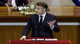 ماكرون يرد من السعودية على دعوات استقالته ومغادرة قصر الإليزيه