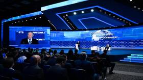 بوتين يتذكر مناسبة مع شرودر ويعلق على رجل أعمال ألماني سأله باللغة الإنكليزية