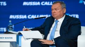 رئيس بنك "في تي بي" الروسي يتحدث لـRT عن فشل العقوبات ضد روسيا ويشيد بأداء الاقتصاد الوطني