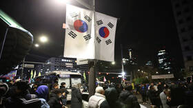 كوريا الجنوبية.. زعيم الحزب الحاكم يلمح إلى عزمه على التصويت على عزل رئيس البلاد رغم لقائهما