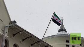 السفارة السورية بموسكو تعمل بشكل طبيعي وتم رفع العلم الجديد على ساريتها (فيديو)