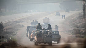 لقطات توثق حرق ضريح حافظ الأسد في مسقط رأسه باللاذقية (فيديو)