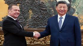شي يؤكد تواصل السعي لإيجاد تسوية سياسية في أوكرانيا ومدفيديف يذكر بمطالب موسكو