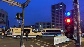 ألمانيا.. آلاف الأشخاص يشاركون في مظاهرة مضادة لمسيرة للنازيين الجدد في برلين (فيديو)