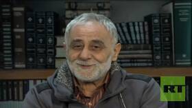 نجا بأعجوبة من الإعدام.. نزيل سابق في سجون الأسد يحدد أحلى هدية داخل الزنازين (فيديو)