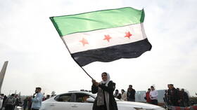 شركات تركية تنتج "علم الثورة السورية".. كم علما أنتجت وكم طلبا تلقت حتى الآن؟