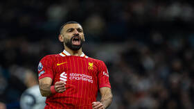 7 ضد 7.. محمد صلاح يمازح أسطورة ليفربول