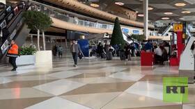 تفكيك شجرة عيد رأس السنة في مطار باكو