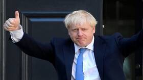 "مهرج قتل نصف الشعب".. غضب وسخرية واسعة بعد ظهور جونسون في عمل كوميدي (فيديو)