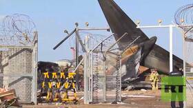 رجال الإنقاذ يواصلون جهودهم في موقع تحطم الطائرة في كوريا الجنوبية