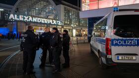 ألمانيا.. شرطة برلين تعتقل رجلا هاجم وأصاب عدة أشخاص بسكين ووسائل إعلام تكشف هويته
