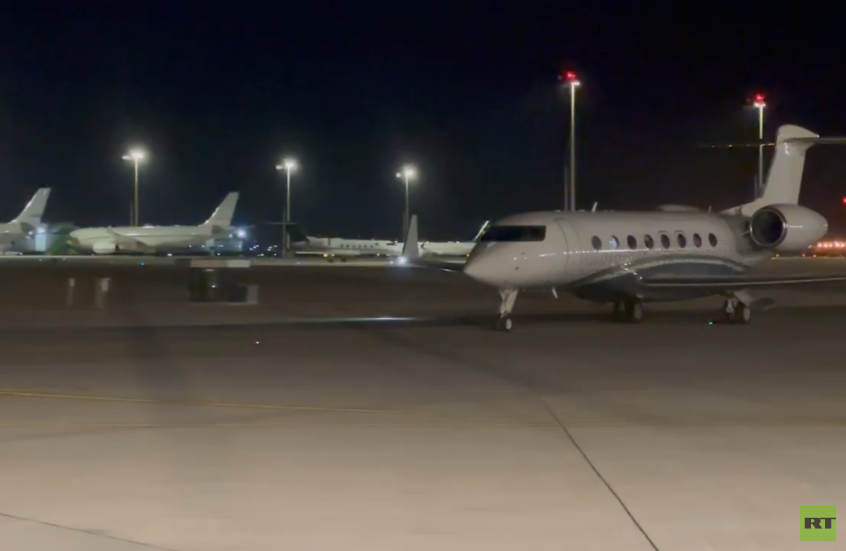 على رأسه وزيرا الخارجية والدفاع.. وفد رسمي سوري يصل السعودية في أول زيارة رسمية خارجية (فيديو)