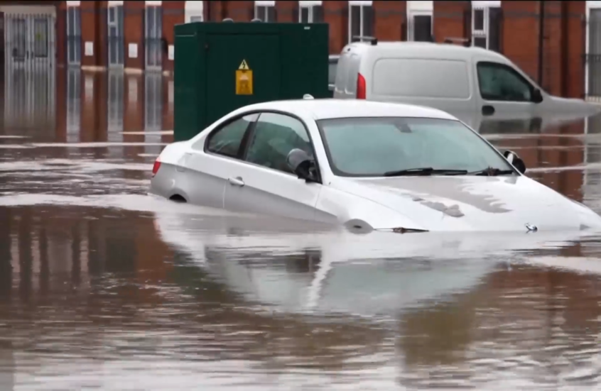 بريطانيا تستقبل العام الجديد بفيضانات