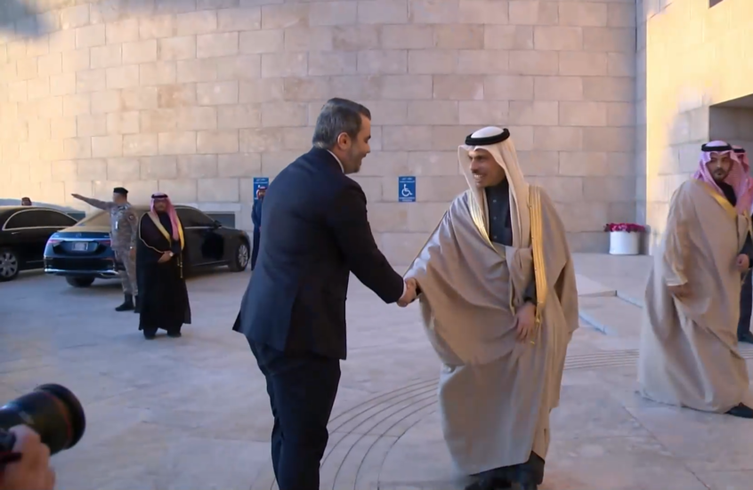 وزير الخارجية السعودي يستقبل وفدا من الحكومة السورية الجديدة