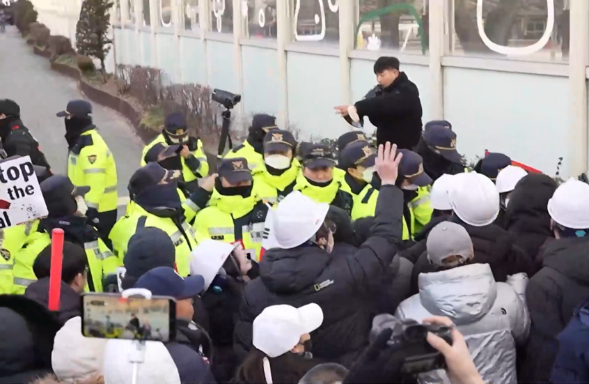 بعد مواجهة استمرت 6 ساعات.. أنصار رئيس كوريا الجنوبية يمنعون اعتقاله