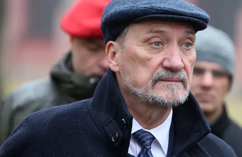 المدعي العام البولندي يحقق في قضية خيانة ضد وزير الدفاع السابق