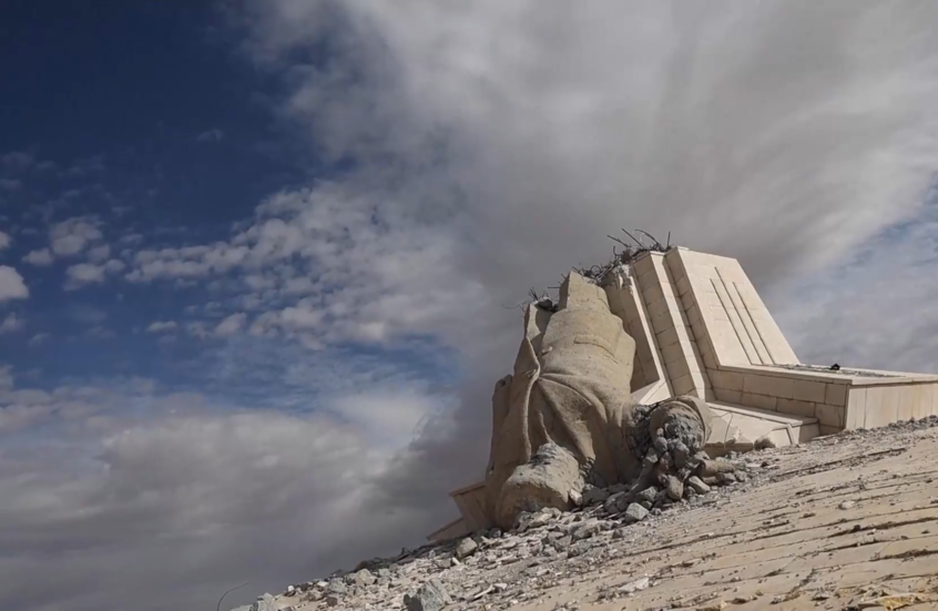 مشاهد لأكبر تمثال لحافظ الأسد أسقطه السوريون في دير عطية