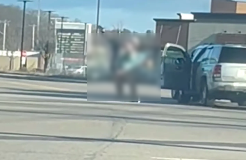 بحركة مصارعة  "WWE".. رجل يهاجم امرأة بسبب حادث سيارة بسيط (فيديو)