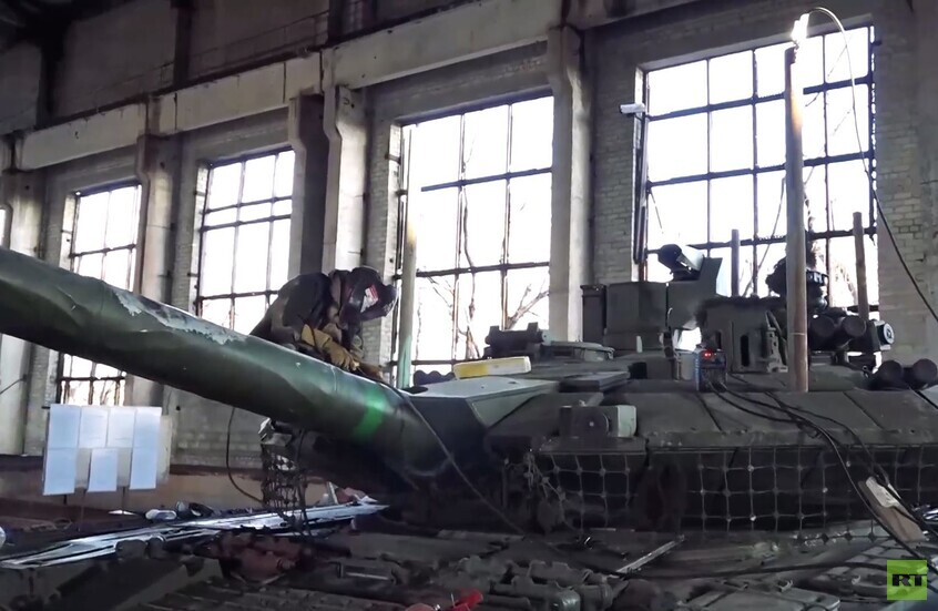 مشاهد من يوميات فرق صيانة وتعمير المعدات العسكرية في مجموعة قوات "الغرب" الروسية