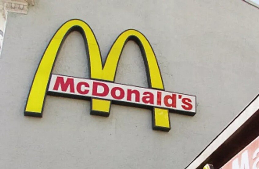 أكثر من 700 عامل يقدمون دعاوى تحرش ضد "ماكدونالدز" في بريطانيا
