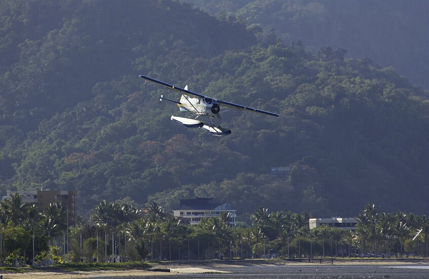 تحطم طائرة مائية أثناء إقلاعها من جزيرة سياحية أسترالية (فيديو)