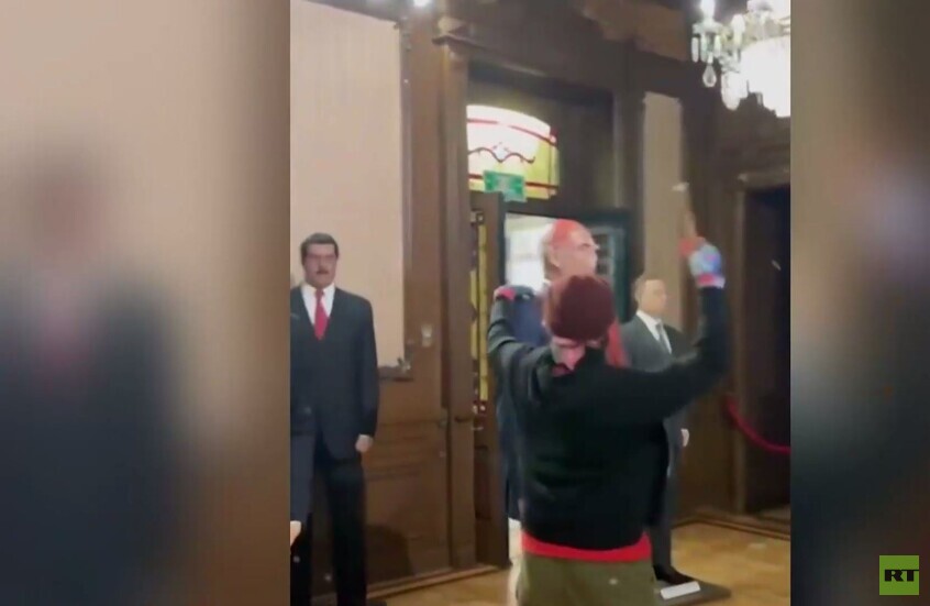 المكسيك.. ناشط يحطم تمثالا شمعيا لنتنياهو