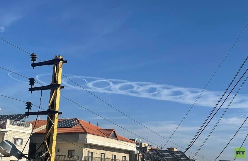 مقاتلات إسرائيلية ترسم دوائر وأشكالا هندسية في سماء لبنان (صور)