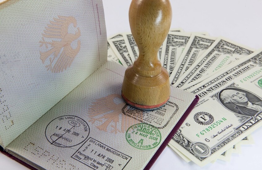 بولندا تمنع أمريكية من دخول أراضيها بسبب ملاحظات مكتوبة بخط اليد في جواز سفرها