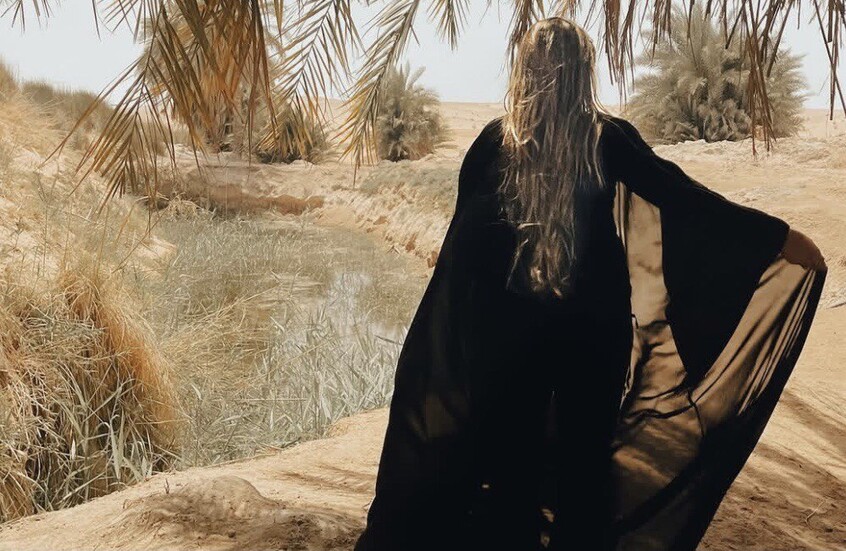 صورة.. كانت سببا في ترك أمريكية بلادها والعيش حياة سعيدة في كهف بالأردن (صور)