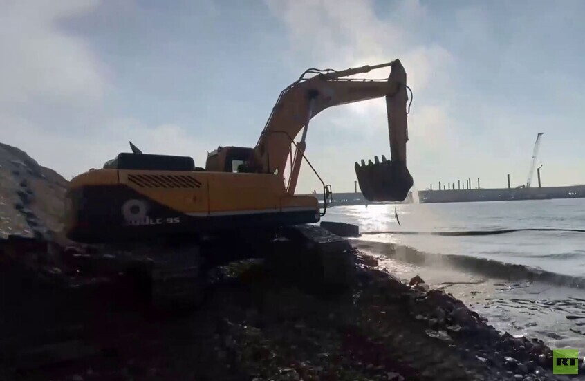 وزارة الطوارئ الروسية تكافح آثار تسرب نفطي في البحر الأسود