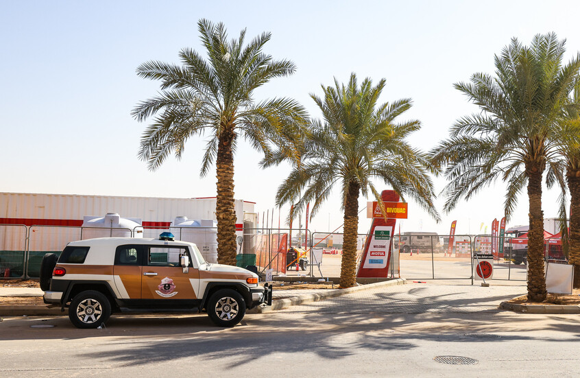 "تشاجروا بالعصي".. الأمن السعودي يلقي القبض على 7 وافدين من جنسيتين عربيتين (فيديو)